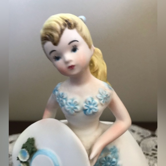 Vintage Lady Vase- Baby Blue and White ESD - Picture 12 of 12